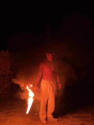 Una figura con una torcia di notte