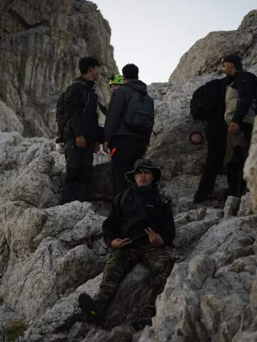 Un gruppo in cammino tra le rocce